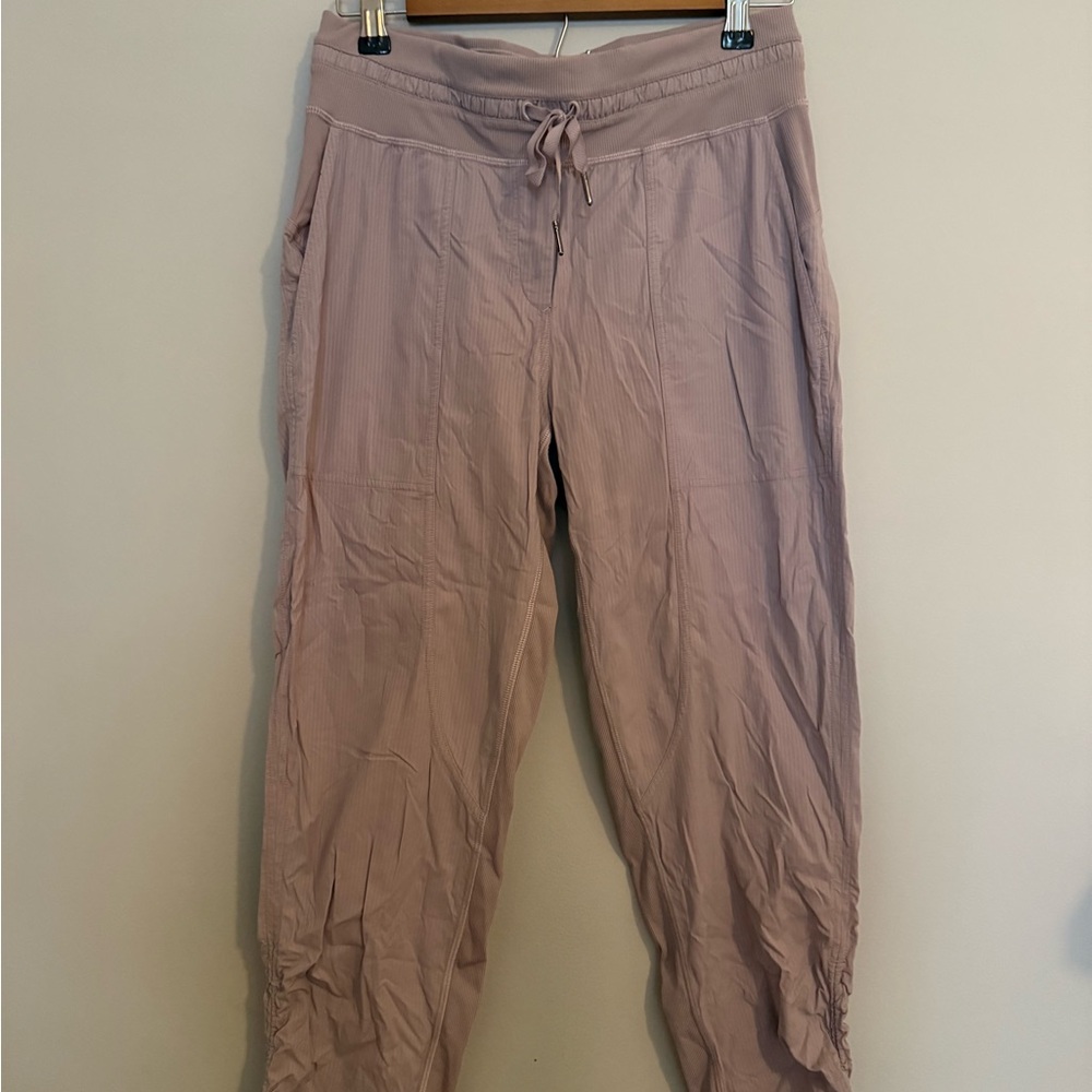 Lululemon Athletica Dance Studio Crop. Size 6.